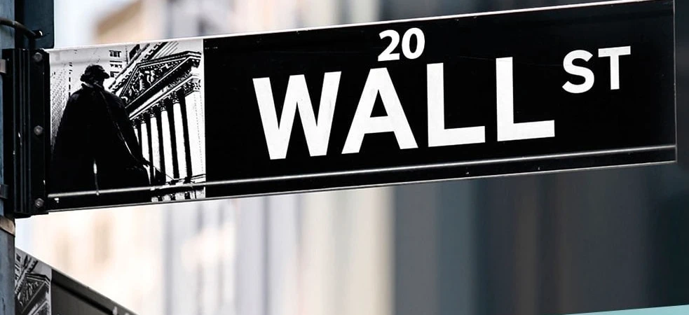 Polska tablica ze znakiem ulicznym Wall Street, wykonana w pogrubionej czcionce z numerem 20. Unikalny znak w ruchliwym mieście.