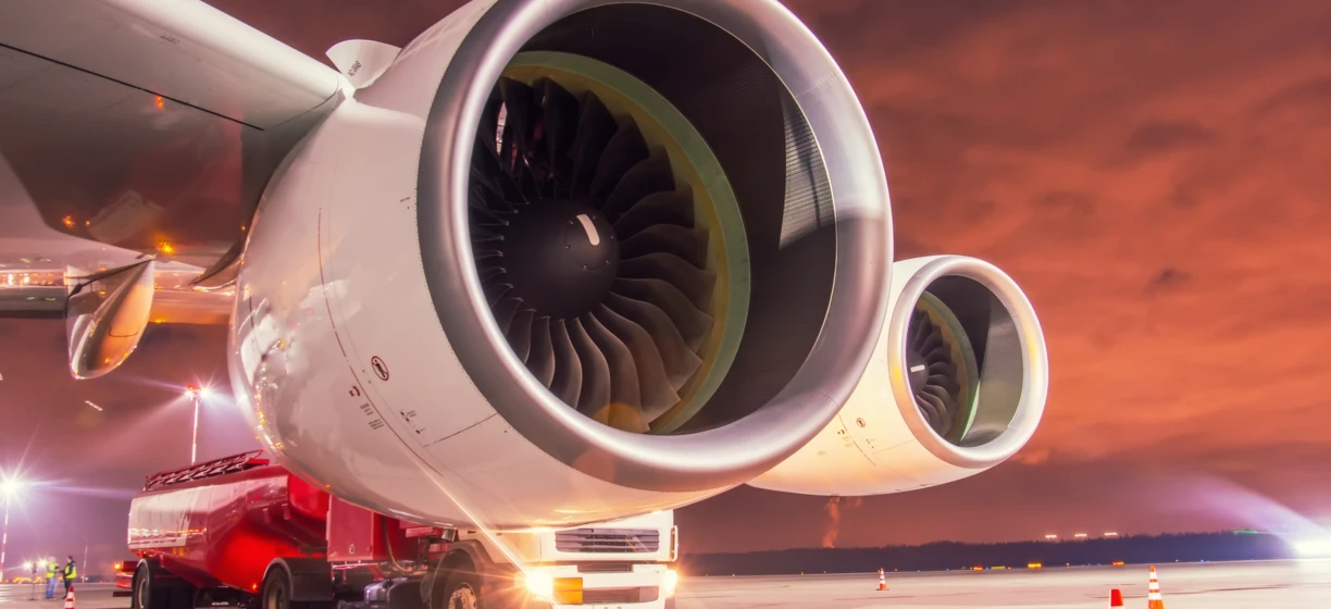 Zbliżenie na potężny silnik odrzutowy na samolocie, symbolizujący innowację i precyzję inżynierii lotniczej. Turbina błyszczy w świetle słonecznym, gotowa do kolejnego lotu. #Lotnictwo #InżynieriaLotnicza #SilnikOdrzutowy