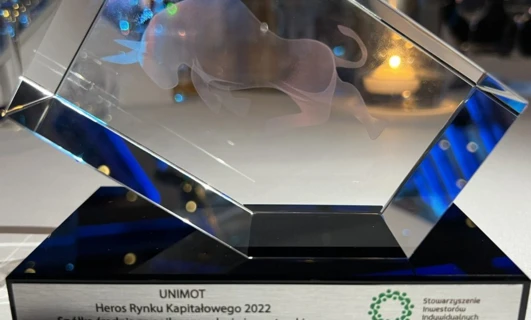 Silver crystal trophy in a glass display case awarded to UNIMOT for best investor relations. Winner of the 2022 Capital Market Hero Award by the Association of Individual Investors.