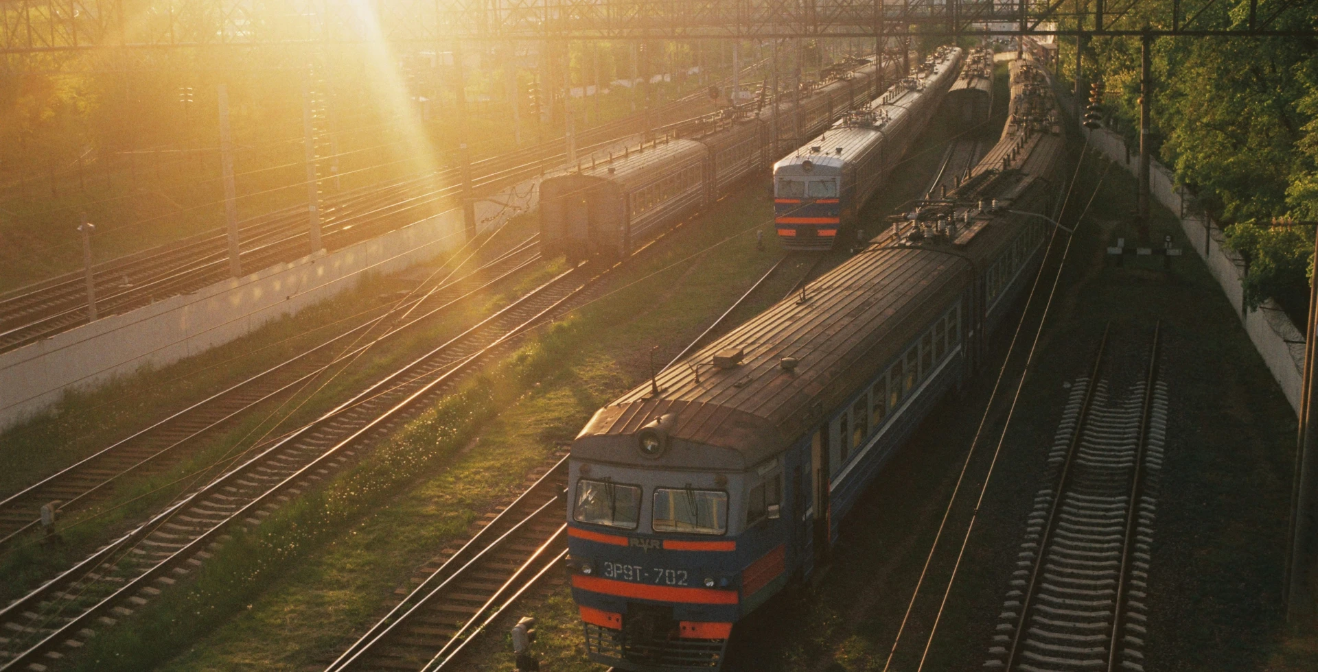 Pociąg pasażerski na torach w pięknej scenerii naturalnej. Słowa kluczowe: pociąg, transport, natura, transport publiczny. Model: RVR 3P9T-702.