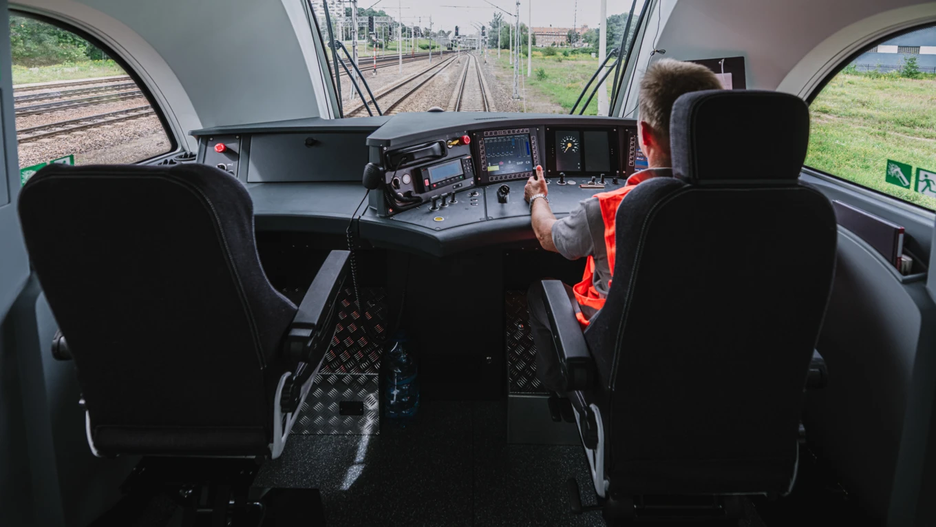 Pociąg dużych prędkości na torze kolejowym z tabor i lokomotywą. Transport publiczny w systemie szybkiej komunikacji miejskiej.